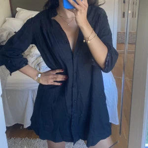 Svart skjortklänning - Svart skjortklänning med fickor 