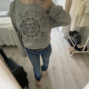 Långärmad tröja - Säljer den här fina långärmade tröjan som inte används längre 