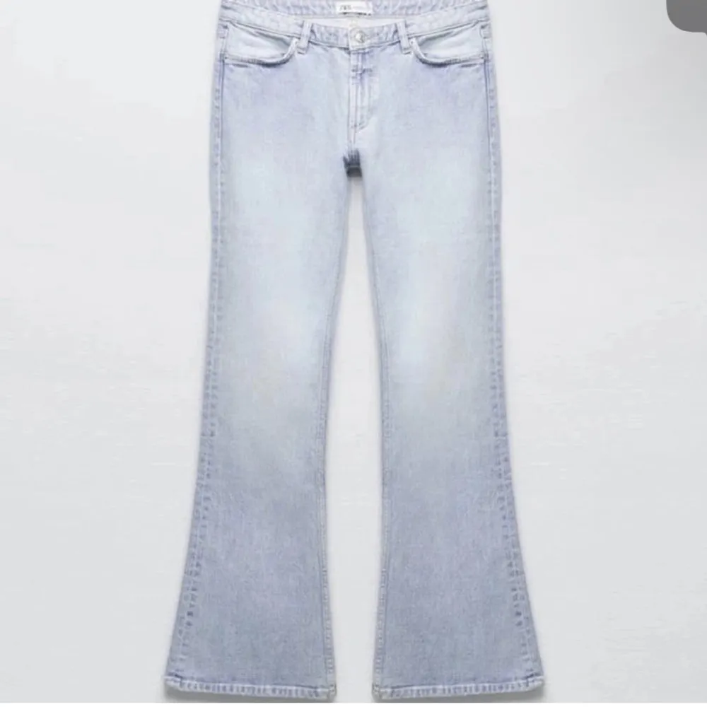 säljer dessa lågmidjade bootcut zara jeans i en såå fin ljus somrig färg! första två bilderna är lånade sista min egna ❤️. Jeans & Byxor.