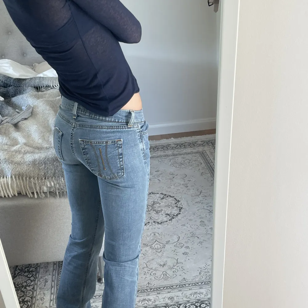 Så så fina mellanblåa lågmidjade jeans från Fornarnia. Jeansen köptes second hand, men är helt som nya💕. Jeans & Byxor.