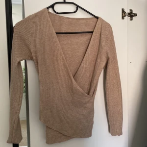Stickad tröja  - Fin och vardaglig stickad tröja. Inte så tjock och i helt nytt skick