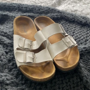 Tofflor - Ett par ”birken” från skopunkten (tror jag), storlek 37. Går att justera kring foten🤎