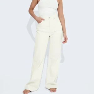 Jeans - Säljer mina vita högmidjade jeans från bikbok. Jättefina men har tyvärr blivit för små i midjan till mig. Modellen är ”regular wide”. Bra skick! Köparen står för frakten. 