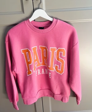 super fin härlig tjocktröja från gina tricot 🩷 - tjocktröja från gina tricot där det står ”paris” och ”france” 🩷🧡 aldrig använd, alltså inga defekter 🤍