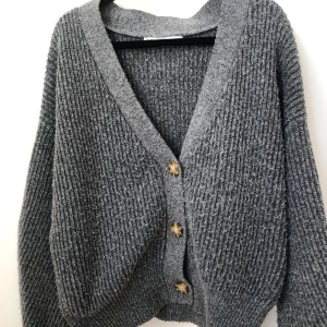 Stickad kofta  - Grå stickad kofta från Zara. 