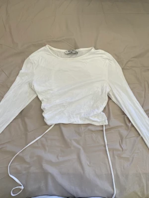 Vit topp - Säljer denna sommarfavoriten från NA-KD. Den är öppen i ryggen💖
