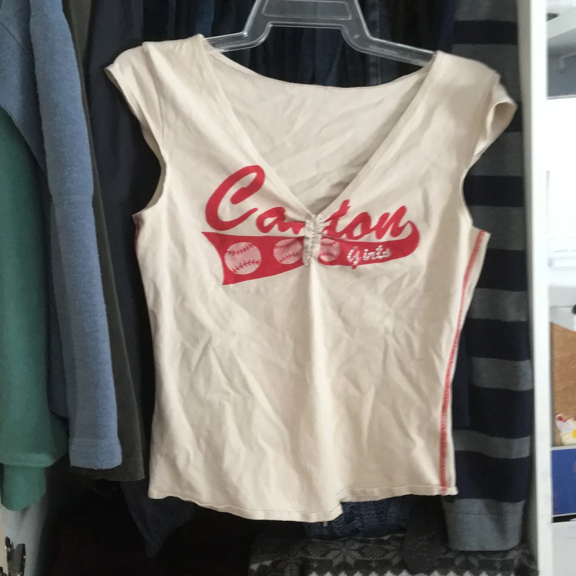 Off-white t shirt med röd skrift - 90