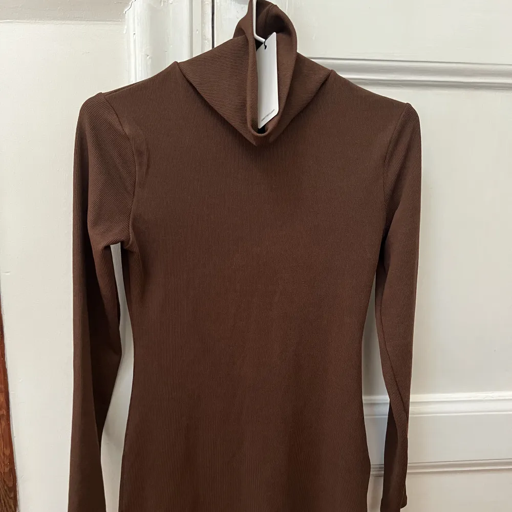 En brun polo klänning, storlek 36. Helt oanvänd 💗 Från märket ”I saw it first”, men köpt på asos. . Klänningar.