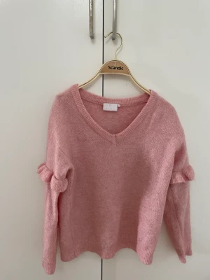 Stickad tröja - Svin snygg stickad tröja som är från märket kaffe. Rosa och super gullig till en dag på sommaren eller vår. Nyskick! 