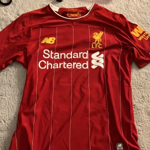 Liverpool tröja - Två äkta liverpool  matchtröjor från 2020 modellen. Ena i storlek 140 med tryck champion och andra 170 med tryck salah. Kommer inte till användning i vanliga fall ganska dyra men eftersom det är en gammal modell sälj båda för 300 kronor styck