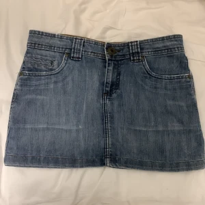 Jeans kjol - Jättefin denim kjol Trp denim i storlek 34.