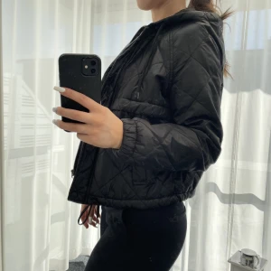 Jacka - Svart tunn jacka från H&M i storlek XS💕 OBS! Mer info om frakt på min profil