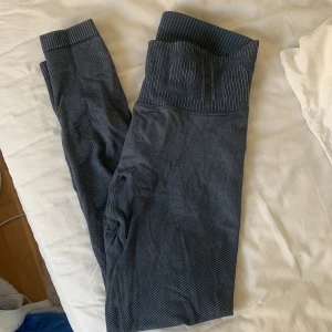 Stenfärgade träningstights  - säljer mina Stentvättade tights från aimin. Använda ett fåtal gånger, nypris 699kr 