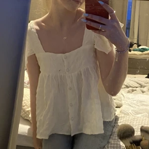 Vit sommartopp med volang <3 - Säljer min fina fina vita topp då den inte sitter som jag önskar 🥲 Den är ifrån asos och kostade 279:- när jag köpte den! Har används 1-2 gånger så den är i väldigt gott skick 🫶🏼