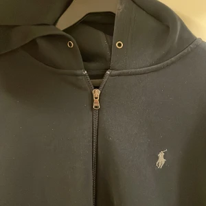 Ralph lauren hoodie - Små märken som man knappt ser inga hål men snöret till luvan saknas.