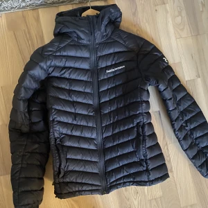 Peakpreformanc jacka  - Dunjacka, knappt använd. Frakt 69kr, nypris 2600kr