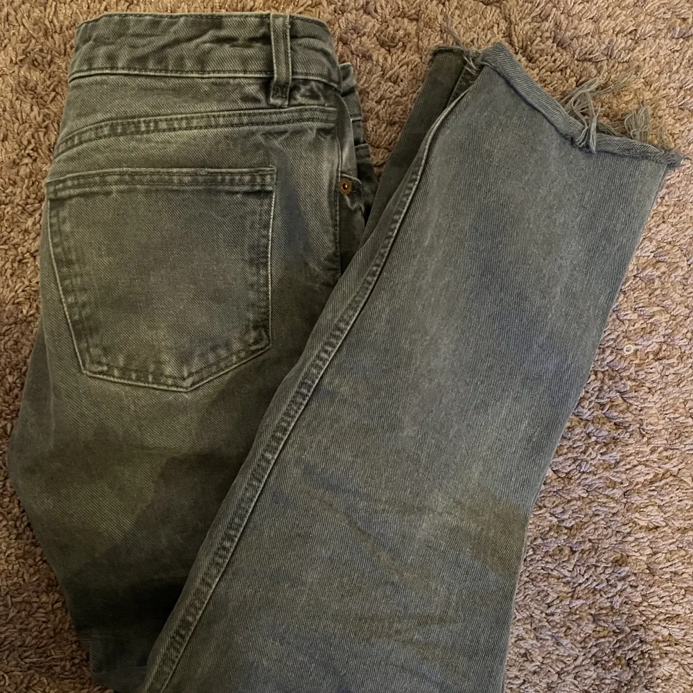 Gråa lågmidjade zara jeans som är så snygga men används inte av mig. De går inte att köpa längre! Bra skick 🤗 Midjemått: 39cm, innerbensmåttet: 77cm. De är avklippta, passar mig som är 167cm. (Första bild lånad, men det är exakt samma byxor) . Jeans & Byxor.