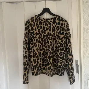 Fin leopardmönstrad tröja, köpt på Gina tricot. Köparen står för frakten🥰