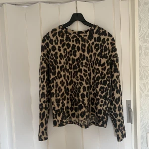 Leopardtröja - Fin leopardmönstrad tröja, köpt på Gina tricot. Köparen står för frakten🥰