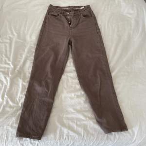 Superfina bruna jeans från BikBok. De är tyvärr för små för mig och det är därför jag säljer. 