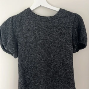 Zara topp - Så söt mjuk zara topp/ t shirt i mörkgrå/svart med lite puffigare ärmar, kolla gärna in mina andra annonser, samfraktar gärna
