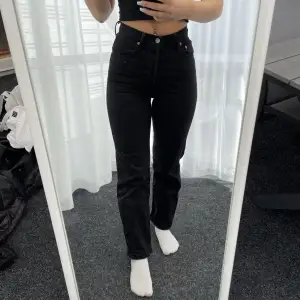 Svarta Levi’s jeans i storlek 25, säljer då de är något korta för mig som är 165cm🩷 använda ett fåtal gånger. OBS! Mer info om frakt på min profil