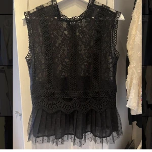 Zara topp  - LÅNADE BILDER FRÅN FÖRRA ÄGAREN!!  Säljer denna sjukt fina zara topp i strl M men som S😍 passade inte rikigt så säljer, men verkligen så så så fin!!😍😍