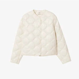 Mango jacka  - INTRESSEKOLL (gräddvit)  Hej! Tänkte kolla intresset på min mango jacka, som jag tror inte finns kvar på deras hemsida. Använd ett fåtal gånger så inga fläckar osv💕. Nypris runt 400kr, släpper inte den under 300kr