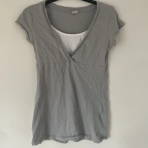 Tshirt - Storlek S men skulle säga att det snarare är en M Ljusblå och vit💕 Frakt kostar 44kr!