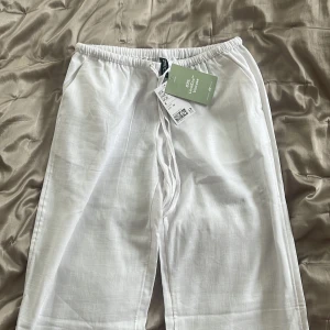 Hm linnebyxor - Säljer dom här helt nya slutsålda linnebyxorna från hm i storlek xs. Prislappen sitter kvar och dom är endast testade. Sista bilden visar dom på!