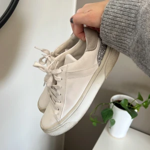 Zara skor  - Säljer ett par vita zara skor med glitter i storlek 37, knappt använda så de e bara sulan som är lite skitig men resten är i gott skick, torkar förstås rent innan de skickas! 150 + frakt!💓 eller bud  Säljer för att de är försmå för mig