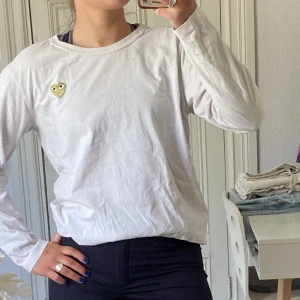 Cdg - Långärmad vit cdg tröja En liten fläck som inte går bort men inget man tänker på Najs basic plagg som passar till allt