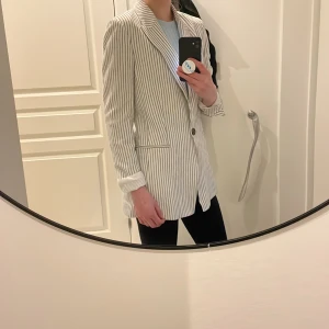 Kavaj - Randig kavaj. Använd 2 gånger. Storlek 34