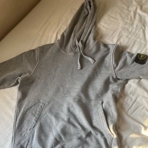 Stone island - Jag säljer en helt ny stone island tröja Plagget har använts en gång och priset kan diskuteras 