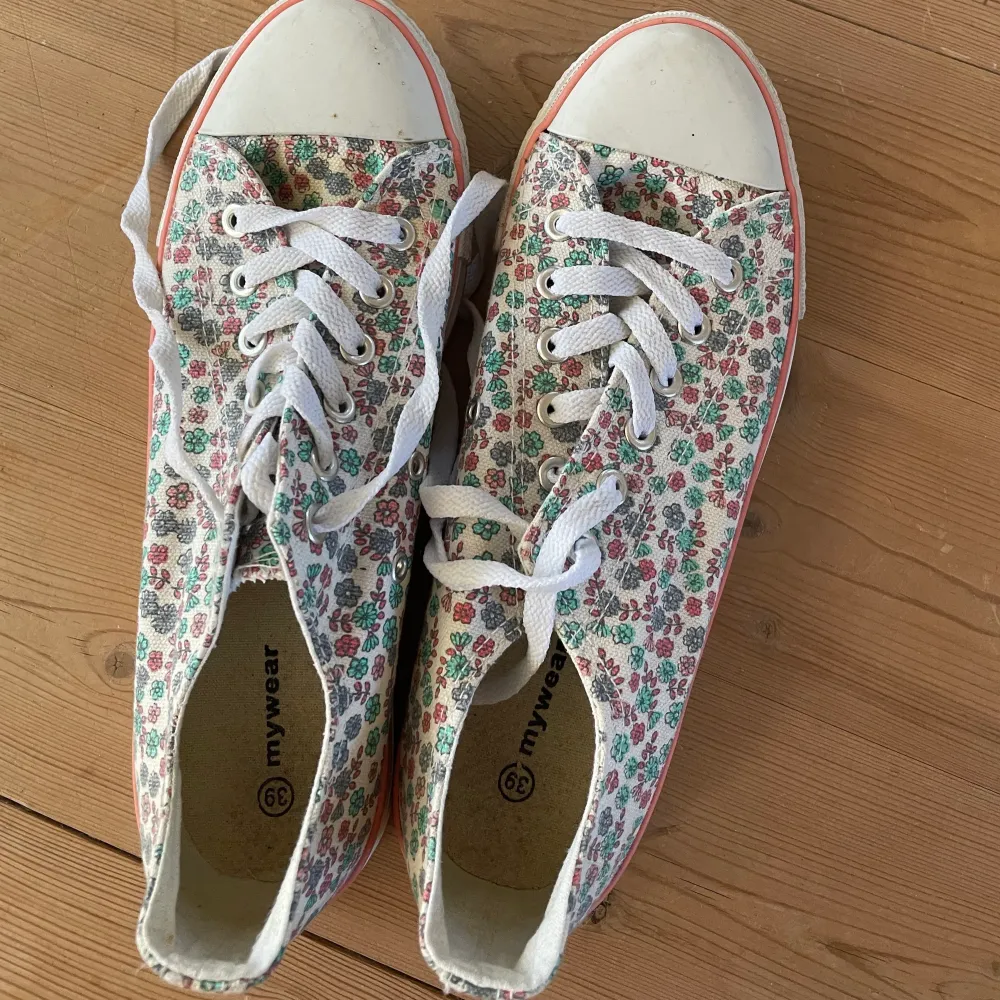 Säljer dessa söta vintage skor som är blommiga!💕 Skriv för fler bilder. Kengät.