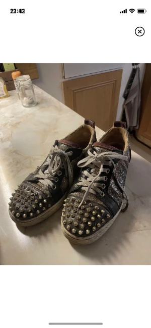 Intressekoll - Tänker kolla om någon vill köpa mina loubs, dom är dock väl använda så det finns slitningar! Skriv för bilder. Dom är äkta 👌🏼