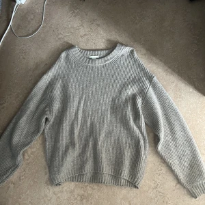 Stickad tröja - Superfin beige stickad tröja som inte kommer till användning längre! 