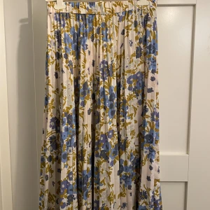 & Other Stories kjol - Plisserad kjol i blommigt tryck Lång plisserad kjol från & Other Stories. Storlek 40. Fint skick. Köparen står för ev. Frakt. 