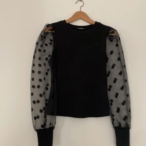 Fest topp - En svart fest topp i stl s