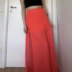 Neonorange kjol från H&M. Använd fåtal gånger och i bra skick. Har en i storlek 34 och en i 36! 