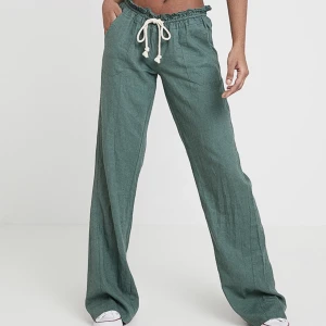Roxy oceanside pants - tygbyxor  - Säljer dessa tygbyxor i storlek XL (dom är små i storleken så dessa har passform som storlek L) . 🤗beninnerlängd- 88 cm i storlek s. Dom är lågmidjade. Inte använda mycket, men har litet hål längst ner i ena benet, inget synligt. Ordinariepriset-549kr