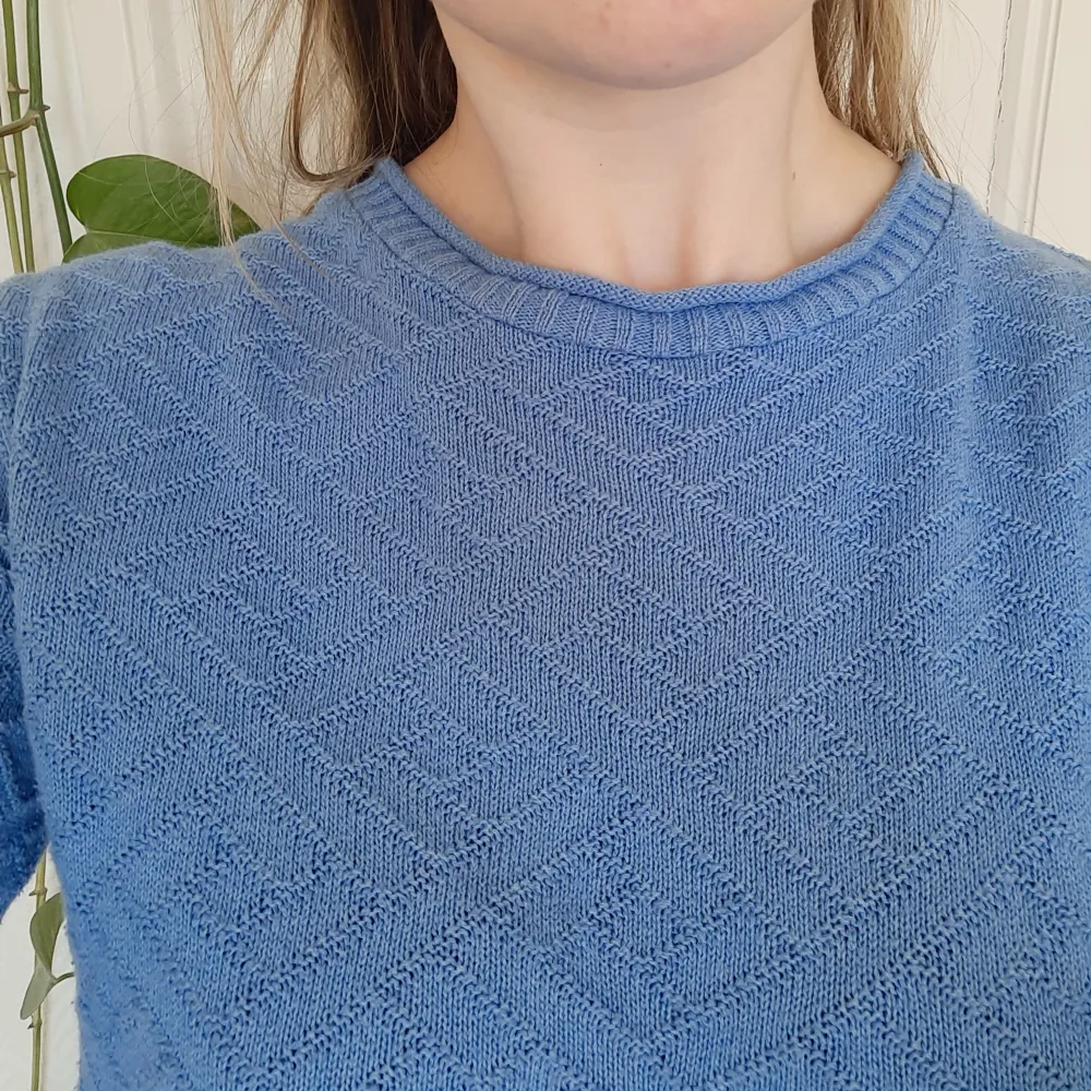Blå tröja från märket Skovhuus i storlek M med vacker stickning. Lätt och len sommartröja i klar blå färg. Välanvänd men i fint skick! 🩷. Stickat.
