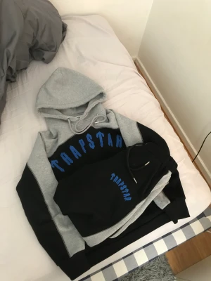 Trapetser tracksuit - Sällsynt plagg. Storlek S både på byxa och tröja. Kom med bud ang pengar eller byte 