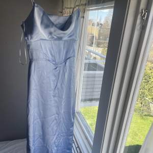 Ljusblå långklänning från zara, funkar som vardagsklänning men även balklänning 😊 Aldrig använd