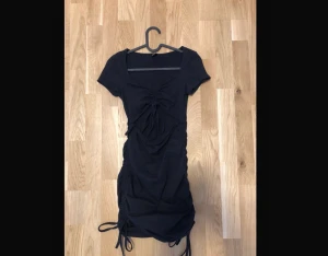 Klänning - Endast testad, öppning i mitten ungefär (framtill)