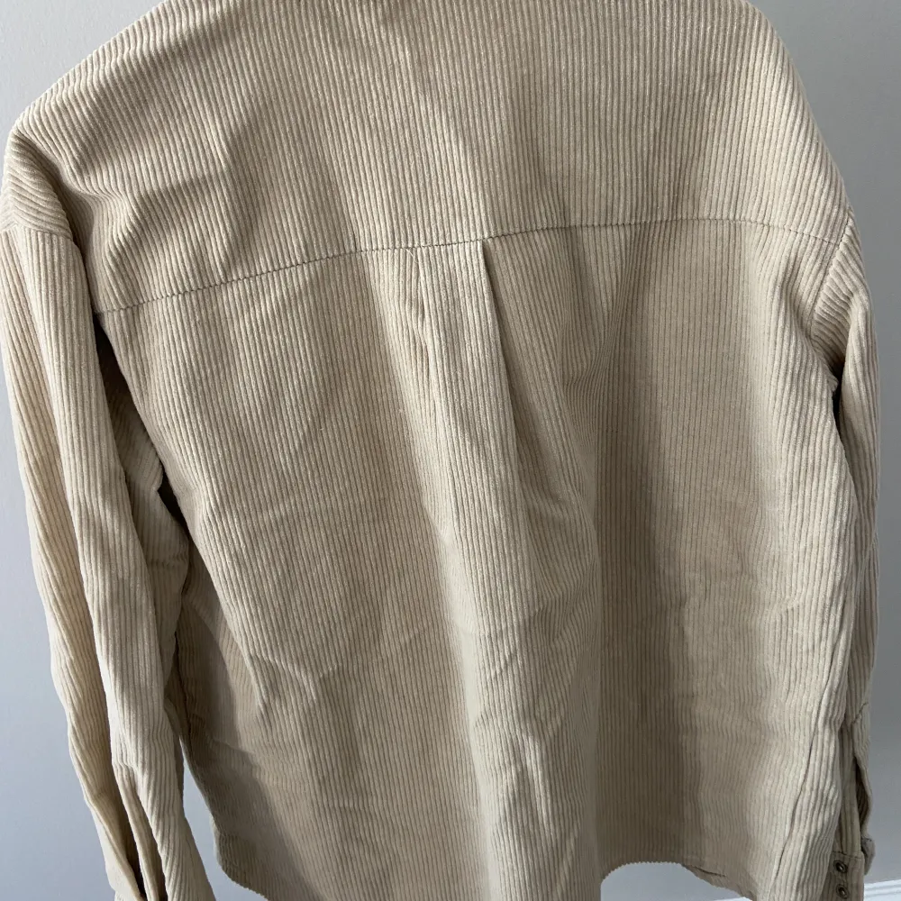 Beige overshirt från NAKD, använd 2 gånger. Skjortor.