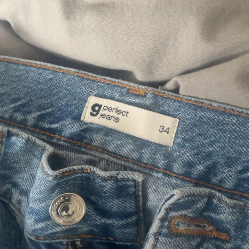 säljer mina lågmidjade jeans från gina då dom tyvärr inte kommer till användning! skriv privat för fler bilder eller frågor! 🥰. Jeans & Byxor.
