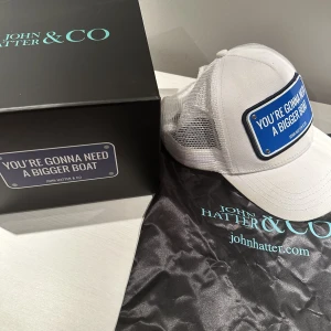 John hatter keps  - Snygg John hatter keps med texten ”YOU’RE GONNA NEED A BIGGER BOAT” box samt påse fås med! Hör av dig vid frågor!