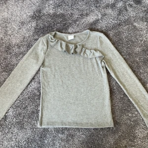 Långärmad  - Säljer min oanvända zara tröja. Är i storleken 13-14 år och 164 cm. Perfekt för alla väder och väldigt snygg. Köpte för 175kr och säljer för 100kr❤️‍🔥❤️‍🔥.