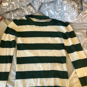 tröja - super fin tröja i nyskick, andvänd en gång. XS, köpt på trend house